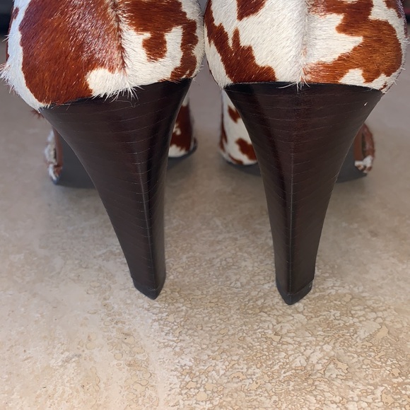 🎉HOST PICK🎉GIANNI BINI heel, brown/white fur, cut out sides, 3.5” heel. 8M EUC - Picture 10 of 12